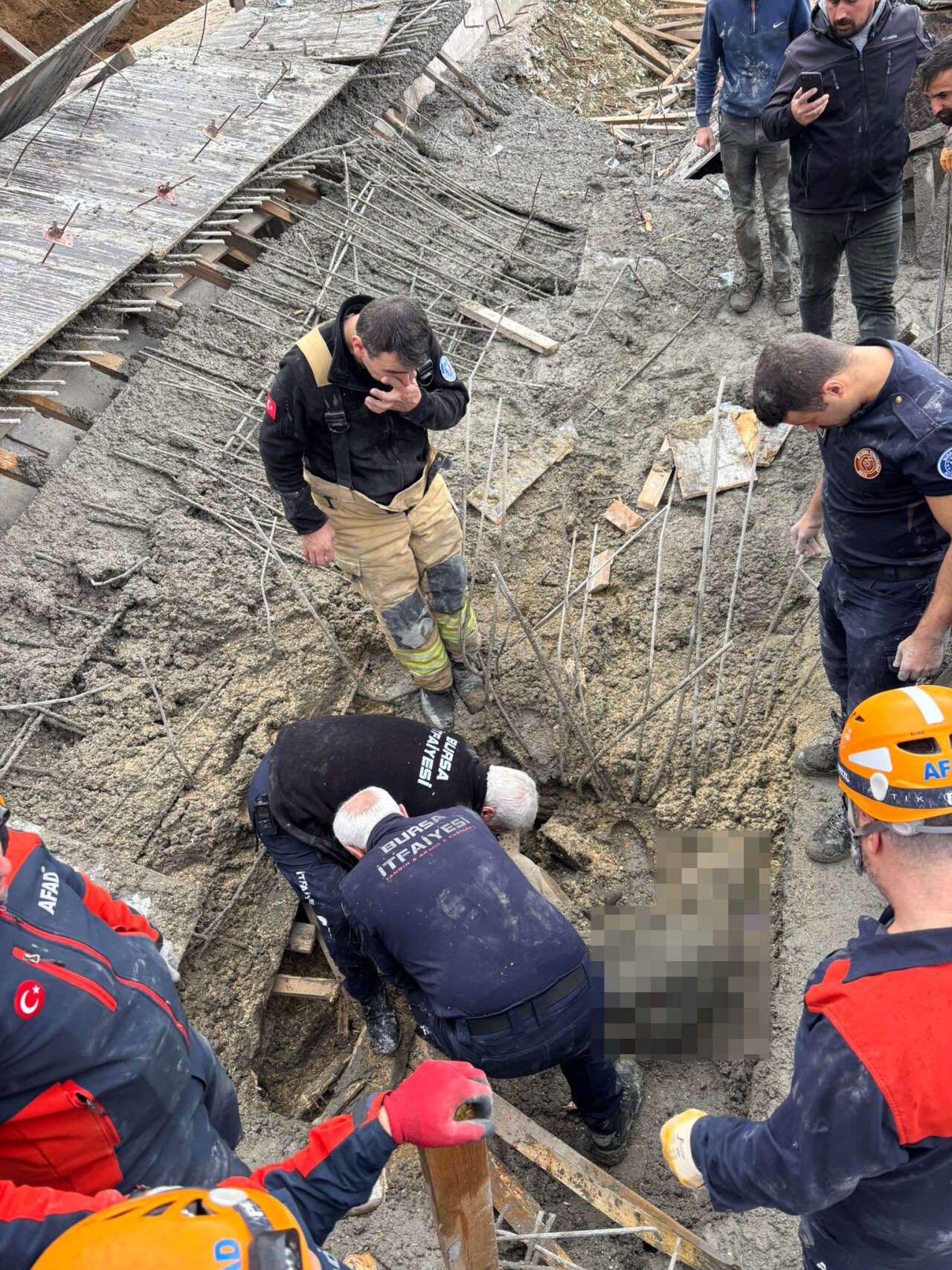 İşçiler tonlarca betonun altında kaldı! 1 ölü, 2 yaralı var 6